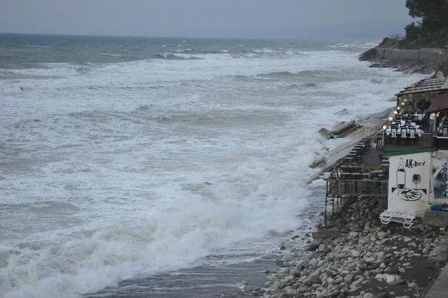 Akçakoca’da Poyraz Fırtınası Etkili Oluyor