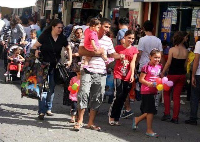 Turizmci Sevinirken, Kırtasiyeci Ve Servisçilere Erteleme Darbesi