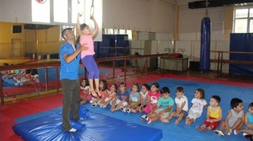 Minik Y&uuml;rekler Cimnastik Yapıyor
