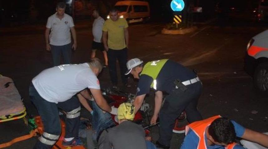 Motosiklet, Minib&uuml;se &Ccedil;arptı: 1 &Ouml;l&uuml;, 1 Yaralı