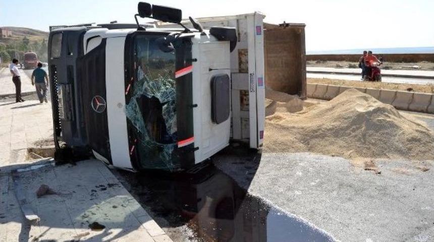 Ahlat&rsquo;ta Trafik Kazası: 2 Yaralı