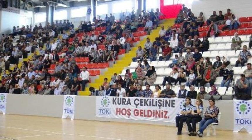 665 Konutun Kura &Ccedil;ekimi I&ccedil;in Trib&uuml;nleri Doldurdular