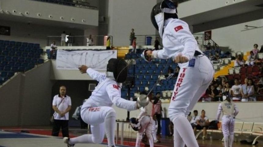Eskrim Yıldızlar A T&uuml;rkiye Şampiyonası Mersin&rsquo;de Devam Ediyor