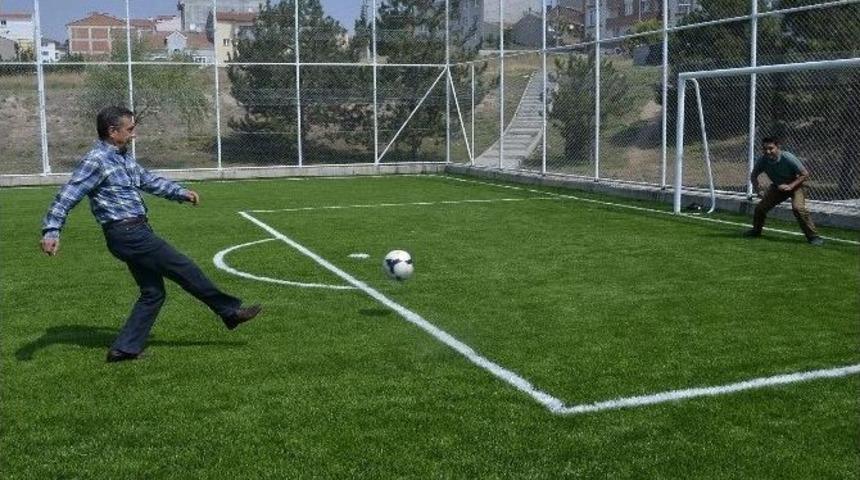 Başkan Ata&ccedil; Personel Ve &Ccedil;ocuklarla Top Oynadı