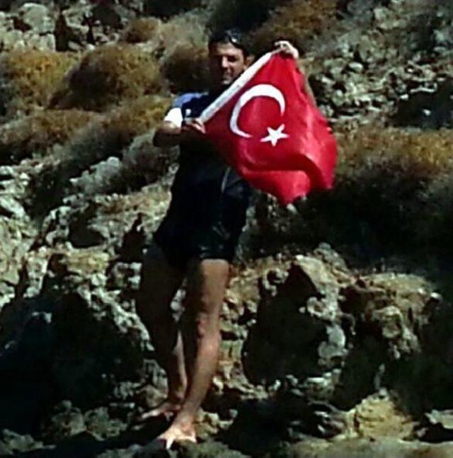 Yunan Askerinin Bulunduğu Adaya Yüzüp Türk Bayrağı Açtı