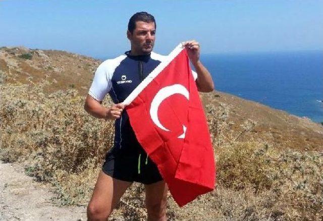 Yunan Askerinin Bulunduğu Adaya Yüzüp Türk Bayrağı Açtı