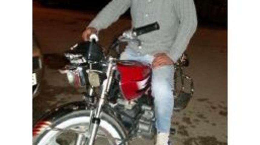 Motosikleti Ile Kamyonete &Ccedil;arpınca &Ouml;ld&uuml;