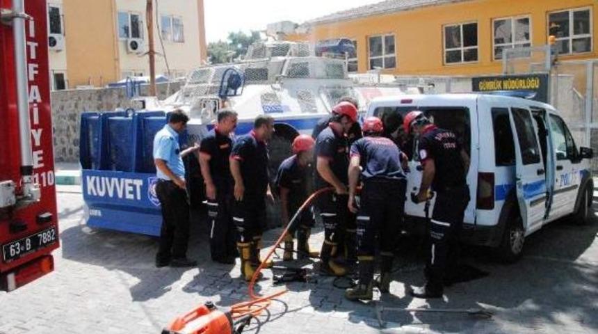 Şanlıurfa&rsquo;Da Kelep&ccedil;eli 2 Ş&uuml;pheli Polis Aracında Mahsur Kaldı