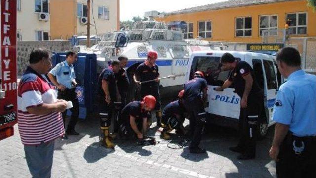 Şanlıurfa’Da Kelepçeli 2 Şüpheli Polis Aracında Mahsur Kaldı