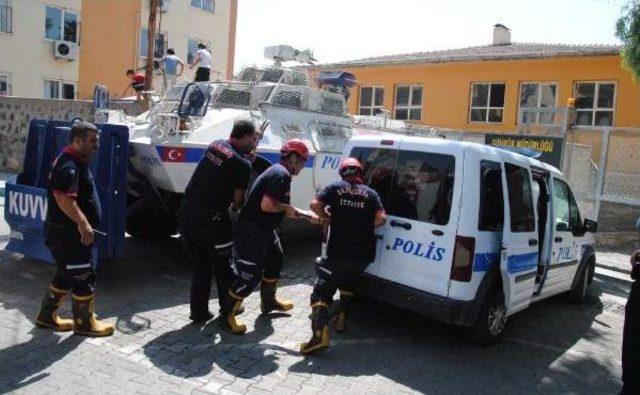 Şanlıurfa’Da Kelepçeli 2 Şüpheli Polis Aracında Mahsur Kaldı