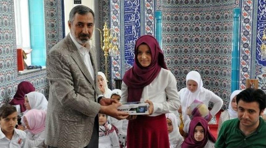 Hadis-i Şerif Yarışmasında &Ouml;ğrenciler Tabletle &Ouml;d&uuml;llendirildi