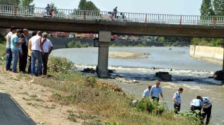 &Ccedil;ocuklarını Kurtarmak Isterken Kendisi Boğulma Tehlikesi Ge&ccedil;irdi