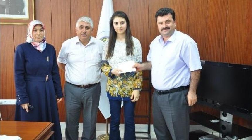 Sorgun&rsquo;da Başarılı &Ouml;ğrenciler &Ouml;d&uuml;llendirildi