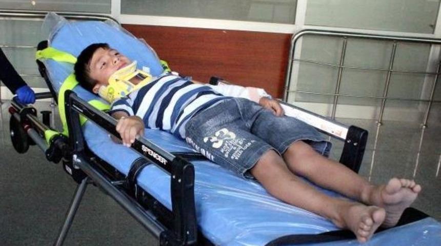 Pencereden D&uuml;şen K&uuml;&ccedil;&uuml;k &Ccedil;ocuk Yaralandı