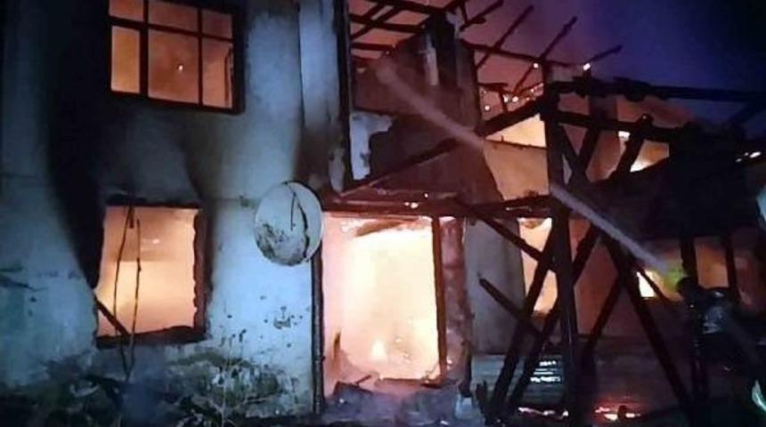 Kastamonu'da 2 Katlı Ahşap Ev Yandı