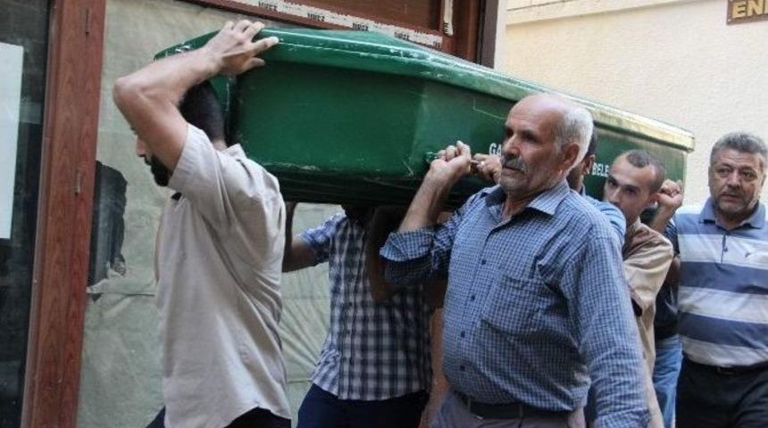 Babasını Kafasına Sıkarak &Ouml;ld&uuml;rd&uuml;