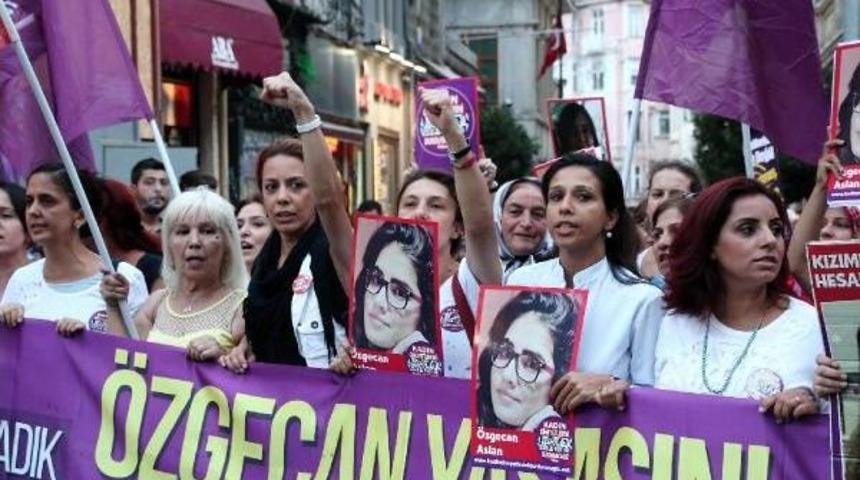 Kadınlar "&ouml;zgecan Yasası" I&ccedil;in Y&uuml;r&uuml;d&uuml;