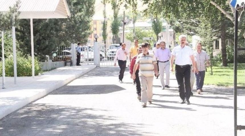 Kazada Annesini Kaybeden Vali &Ouml;zt&uuml;rk Taziyeleri Kabul Ediyor