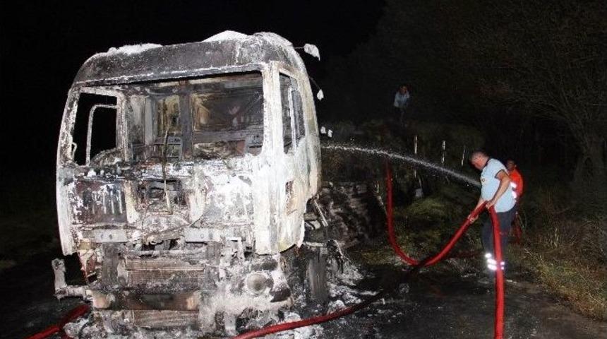 Iğdır&rsquo;da Pkk&rsquo;lılar Ot Balyası Y&uuml;kl&uuml; Tır&rsquo;ı Ateşe Verdi