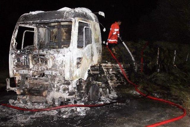 Iğdır’da Pkk’lılar Ot Balyası Yüklü Tır’ı Ateşe Verdi