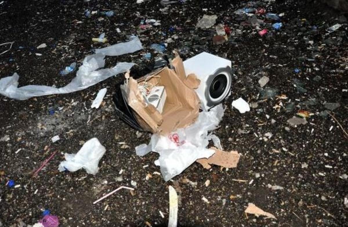 İnternet Kafede Unutulan Paket  Bomba Paniğine Neden Oldu