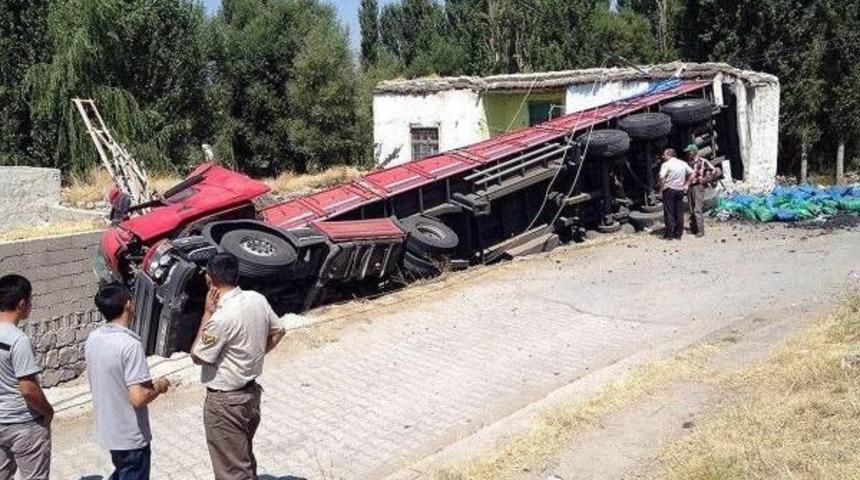 Kayseri'de K&ouml;m&uuml;r Y&uuml;kl&uuml; Tır Devrildi: 1 Yaralı