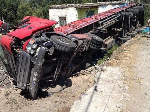 Kayseri'de Kömür Yüklü Tır Devrildi: 1 Yaralı