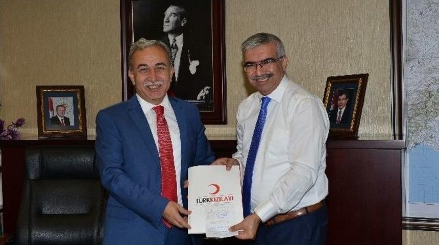 Kızılay&rsquo;a İlk Kurban Bağışı Vali B&uuml;y&uuml;k&rsquo;ten