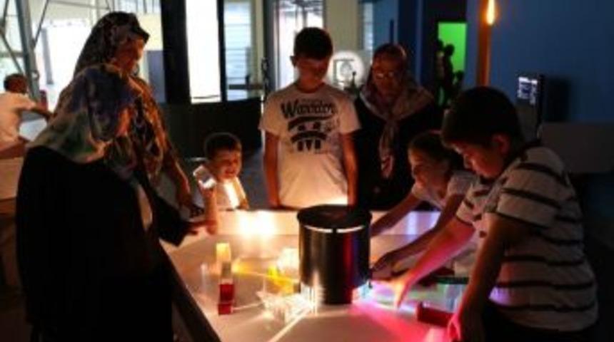 Dede, Nine, Torun Bilim Merkezinde Çalışma Yapıyor