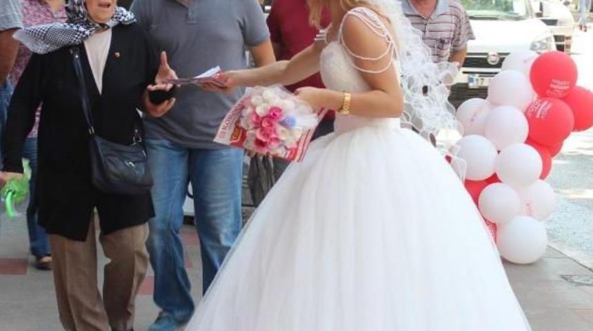 Gelinlikle Broş&uuml;r Dağıttı Evlenme Teklifi Aldı