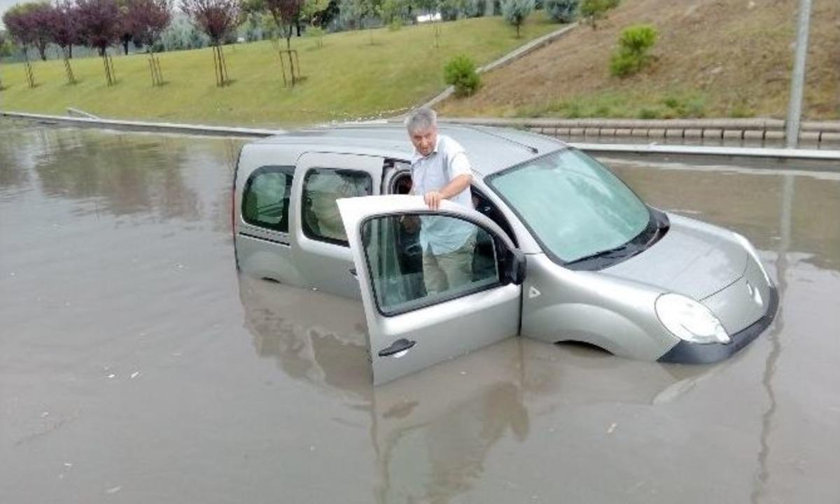 Yağmur Yağdı, Ara&ccedil;lar Biriken Sularda Kaldı
