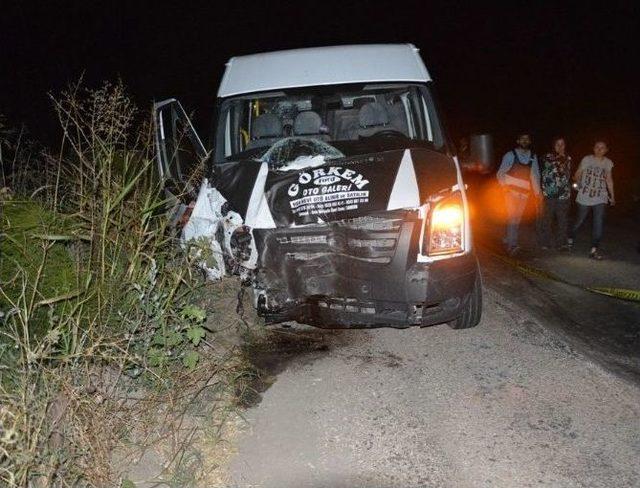 Minib&uuml;s Trakt&ouml;re &Ccedil;arptı: 1 &Ouml;l&uuml;, 1 Yaralı 1