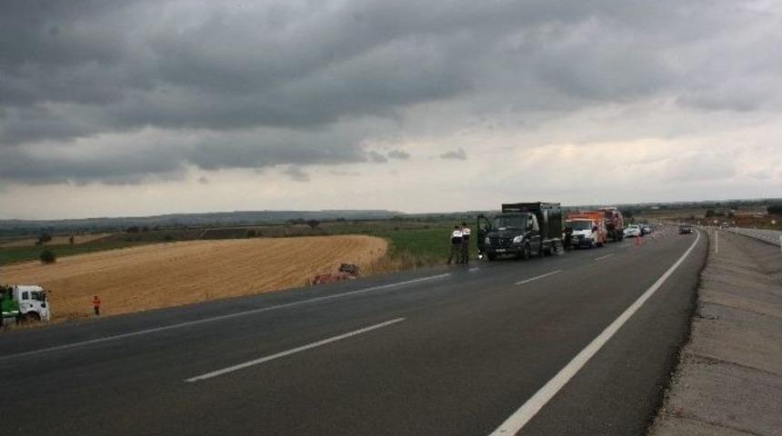 S&uuml;lf&uuml;rik Asit Taşıyan Tanker Devrildi: 1 &Ouml;l&uuml;