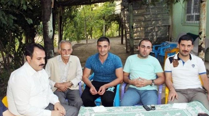 Ak Parti İl&ccedil;e Başkanı Ve Stk Temsilcilerinden Ağrı Gazisine Ziyaret