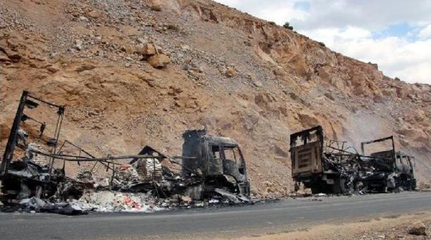 Bing&ouml;l'de Yol Kesen Pkk'lılar, 4 Aracı Ateşe Verdi