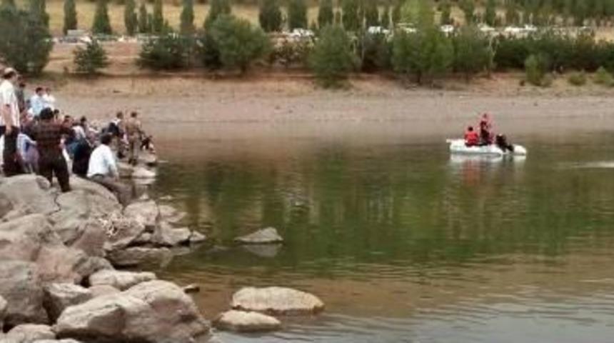 Piknikte G&ouml;lete Giren 2 Kişiden Biri Boğuldu, Diğeri Kayboldu