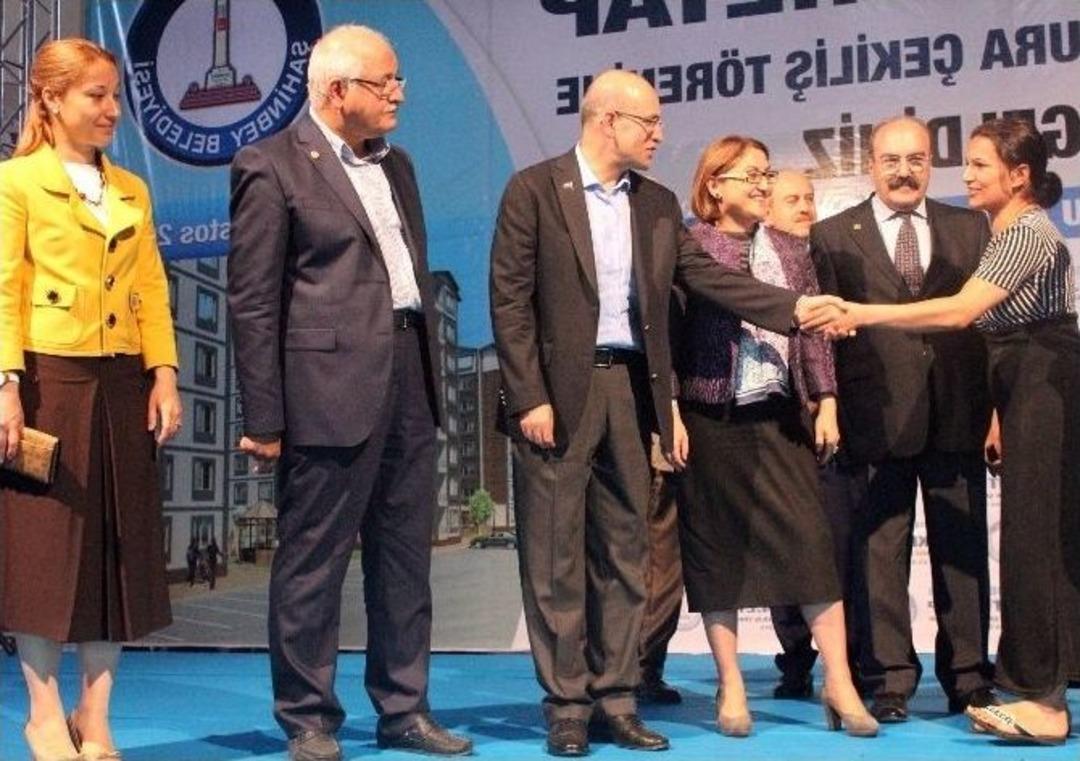 Bakan Şimşek Dar Gelirli Ailelerin Mutluluğunu Paylaştı