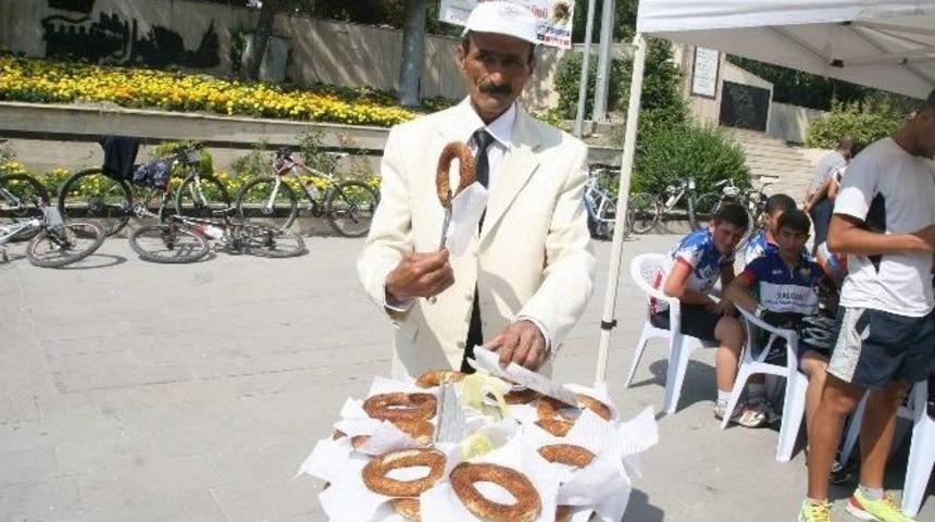 Yozgat&rsquo;ın Simit&ccedil;i Memiş&rsquo;i Simitlerin Satılmadığından Yakınıyor
