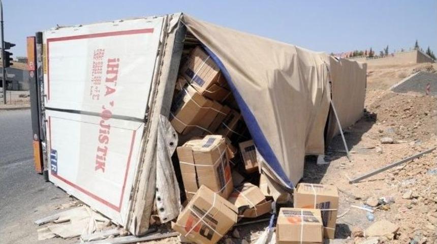 Cizre&rsquo;de Virajı Alamayan Tır Devrildi