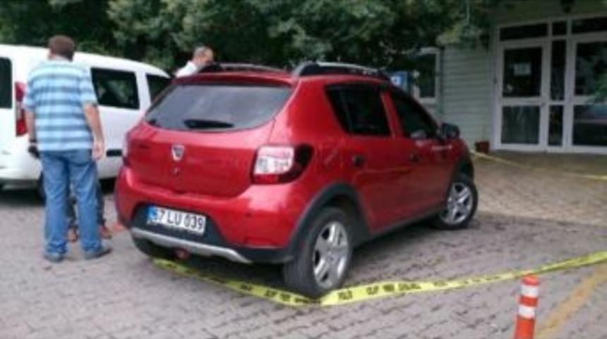 Hastane &Ouml;n&uuml;nde Aracın İ&ccedil;inde &Ouml;l&uuml; Bulundu