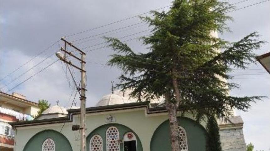 Camiye Yıldırım Düştü, 1 Kişi Yaralandı