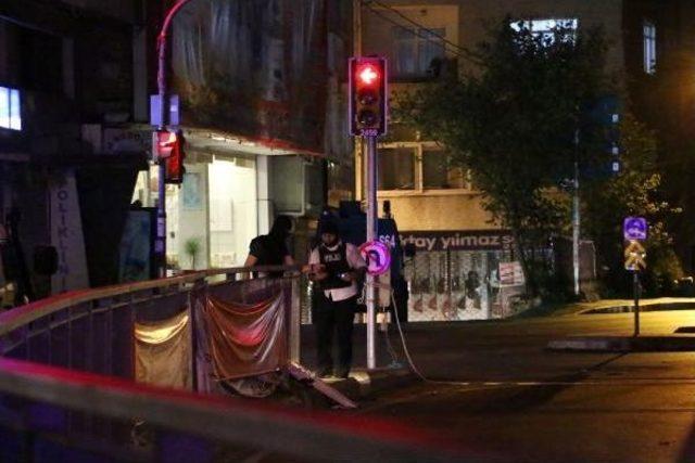 Okmeydanı'nda Piknik Tüpüne Bağlı Pankart Polisi Alarma Geçirdi