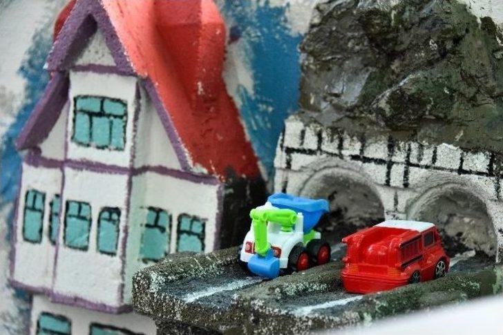 Evinin Bahçesini Sanat Galerisine Dönüştürdü G3