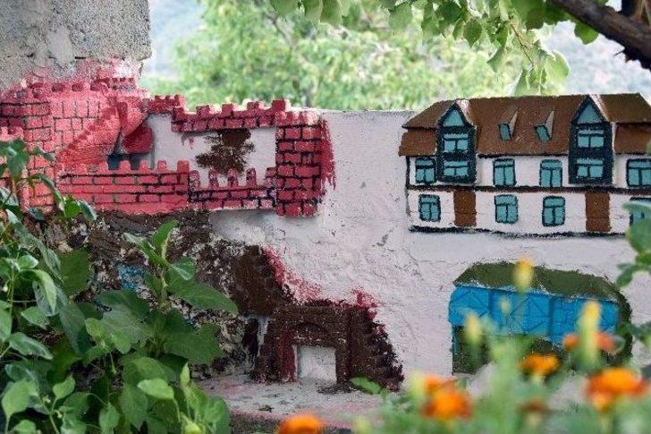 Evinin Bahçesini Sanat Galerisine Dönüştürdü G4