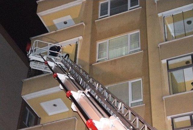 Oğlunu Uyandıramayan Baba Polis Ve İtfaiyeden Yardım İstedi