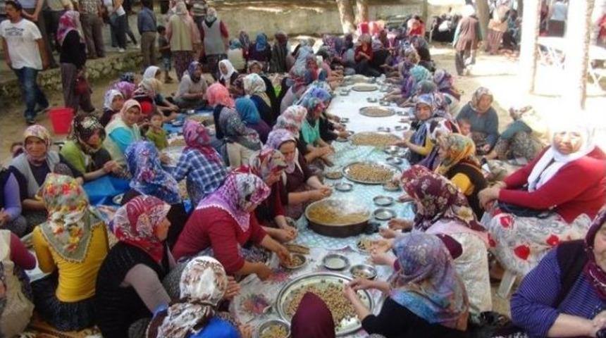 Silifke&rsquo;de 5 Bin Kişi Şehitler İ&ccedil;in Kazanlarla Yemek Yaptı