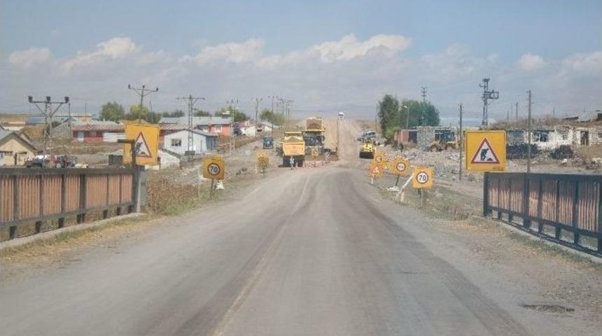 Kars-arapa&ccedil;ay Yolu&rsquo;nda Yol &Ccedil;alışmaları Devam Ediyor