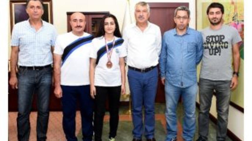Gen&ccedil; Tekvandocu Şampiyonluk Madalyasını Başkan Karalar&rsquo;a İthaf Etti