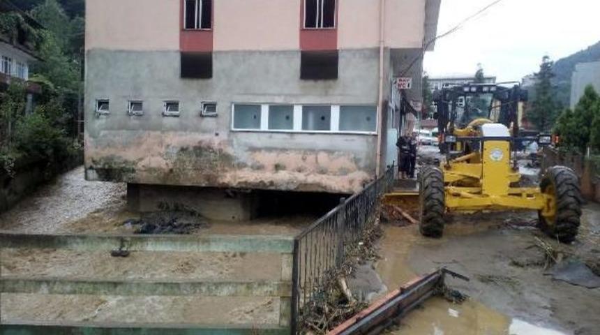 Rize&rsquo;De Sağanak Yağış Etkili Oldu