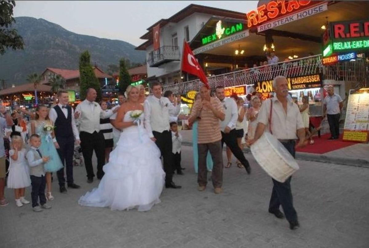 İngiliz &Ccedil;ift Turistik &Ccedil;arşının Ortasında Davullu Zurnalı D&uuml;ğ&uuml;n Yaptı